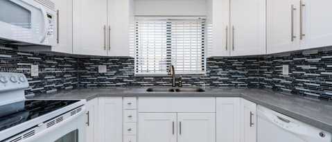 2740 W 61 ST