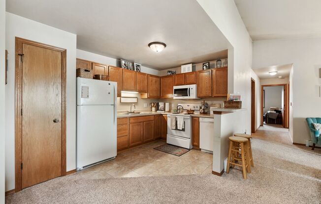 2 beds, 1.5 baths, $1,260, Unit 1023 Happy Ln - Apt 6