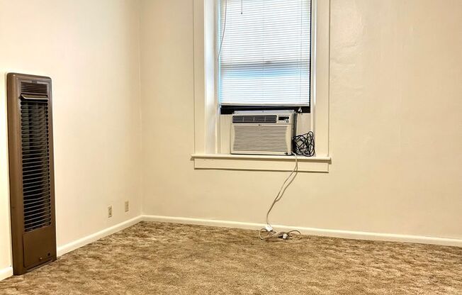 1 bed, 1 bath, $550, Unit 111 1/2 W 7th Apt 2