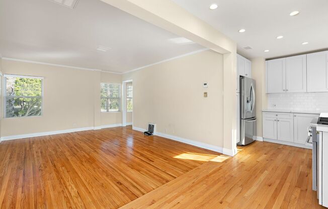 Charming 1 Bed / 1 Bath Detached Unit in Prime West Hollywood – Garage, AC, In-Unit Laundry!