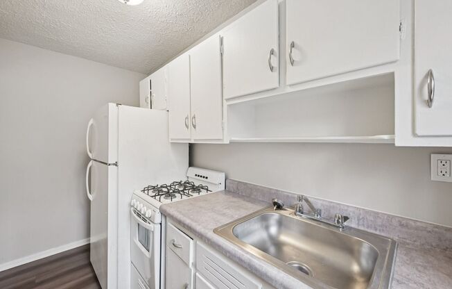 2 beds, 1 bath, 610 sqft, $850, Unit 195-03