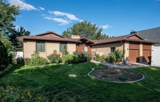 Charming 2bd/1bth | Fully Furnished! | Great Location!