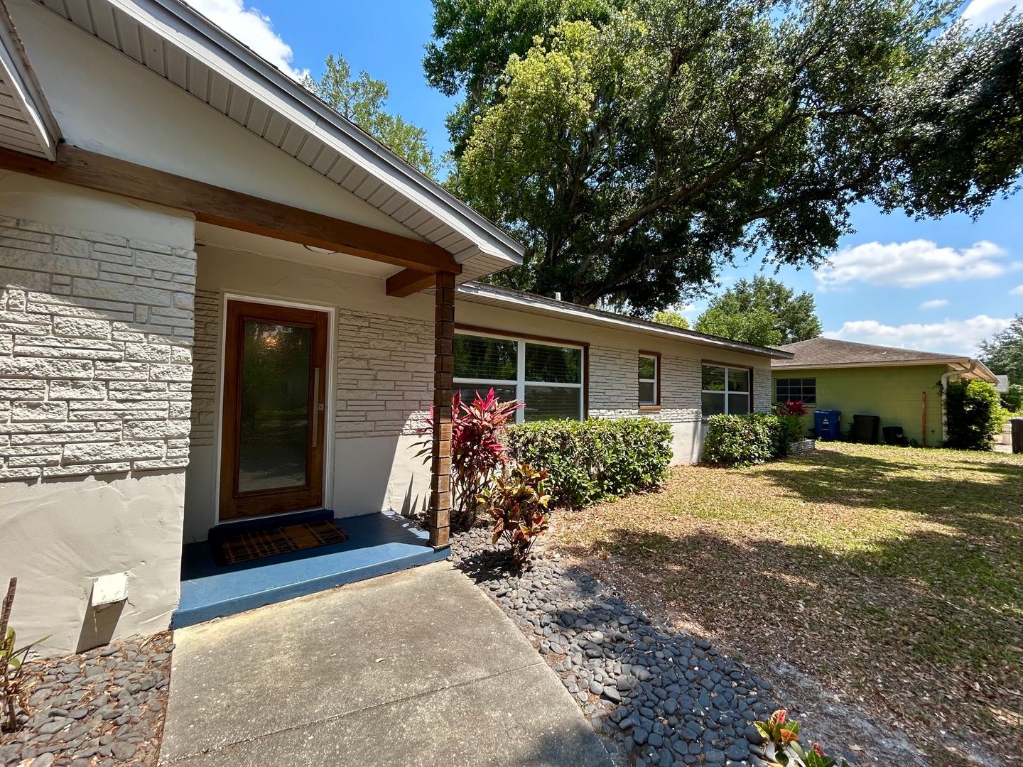 Gorgeous 3/2 Mid-century Modern Style Home with a Covered Patio and a Large Backyard in the Desirable Albert Lee Ridge Community - Winter Park!