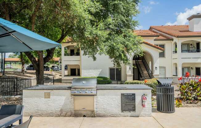 the preserve at ballantyne commons courtyard with a grill and picnic table