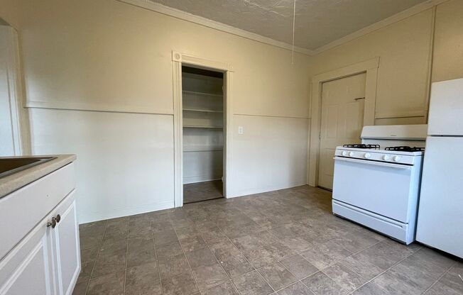 Studio, 1 bath, $1,050, Unit 3RR