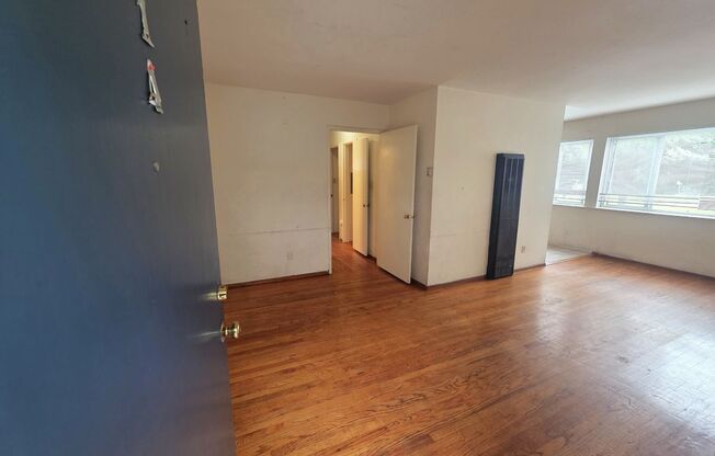 This is a nice two-bedroom apartment, with a newly floors and brand-new refrigerator