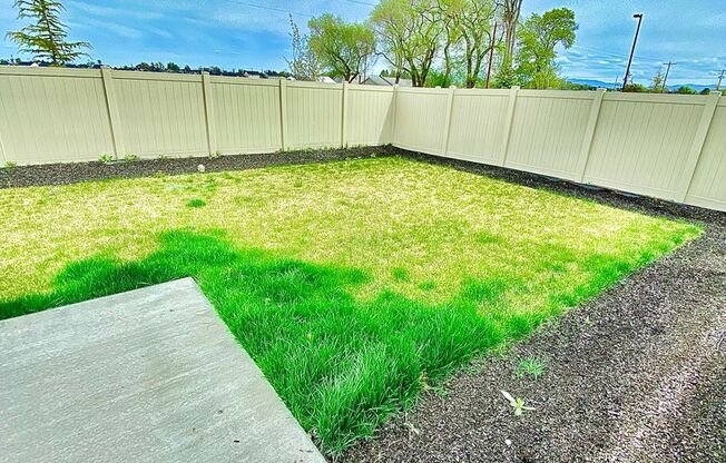 3 Bedroom 2.5 Bath w/Community Pool