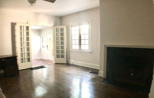 1 bed, 1 bath, $900, Unit A