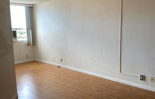 Leilehua - Spacious One Bedroom with Secured Parking Near Downtown Honolulu