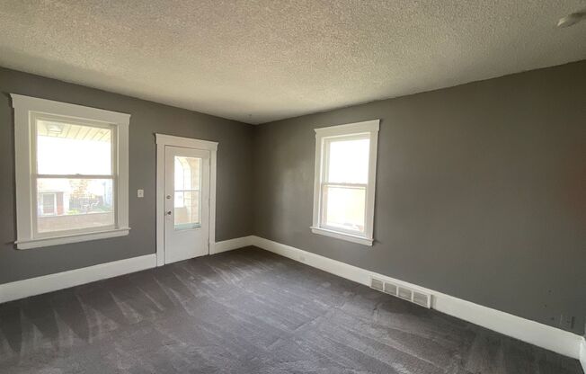 2 beds, 1 bath, $1,099, Unit 4416 Gamma Avenue Up