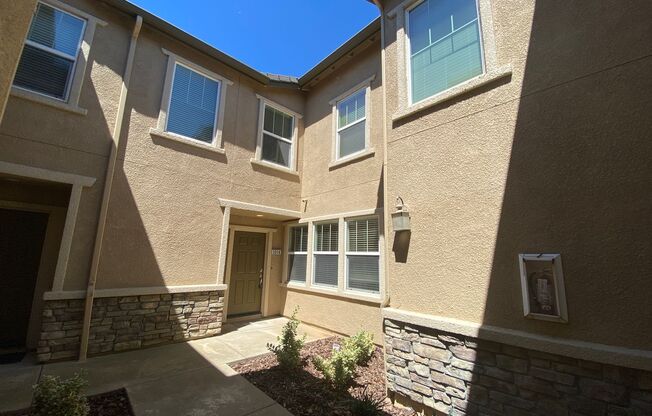 3 beds, 2.5 baths, $2,595, Unit #3014