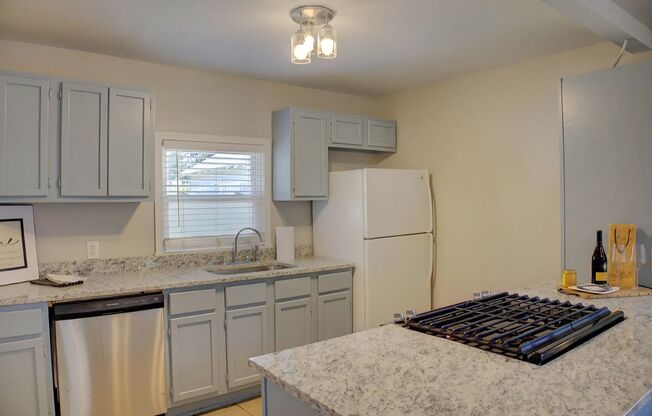 2 beds, 1 bath, 770 sqft, $1,250, Unit 4615 E 4th Place