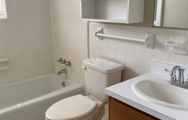 2 beds, 1 bath, 990 sqft, $1,165, Unit 1906