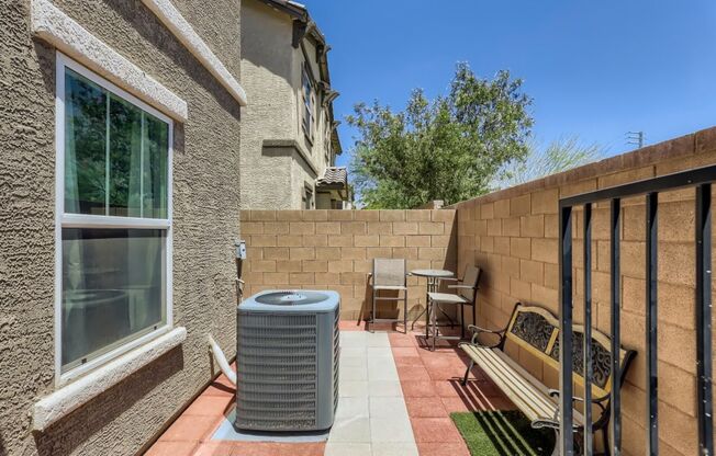 BEAUTIFUL 3 BEDROOM, 2.5 BATH IN HENDERSON!