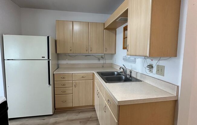 2 beds, 1 bath, $1,395, Unit Apt F