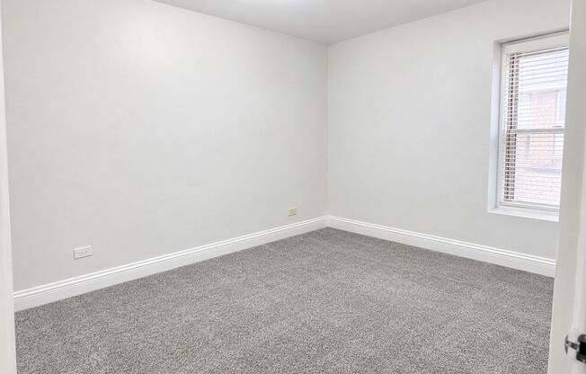 West Rogers Park Apartments Near Warren Park With In-Unit Laundry