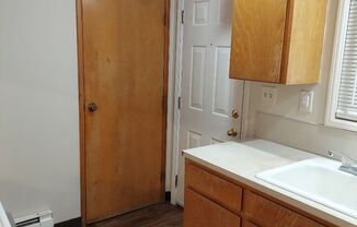 2 beds, 1 bath, $1,250, Unit 01