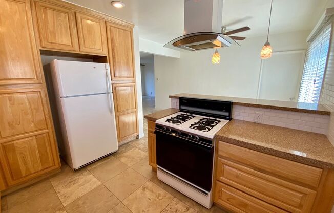 15707-15707 1/2 Larch Ave.