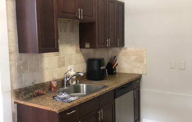 4 beds, 2 baths, 1,750 sqft, $3,900, Unit Apt 3