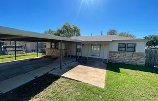 Beautiful House Located Close To Elementary / High School & Marsha Sharp Fwy!