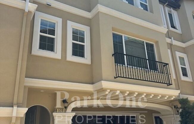 Nicely Updated Townhouse Close to Downtown