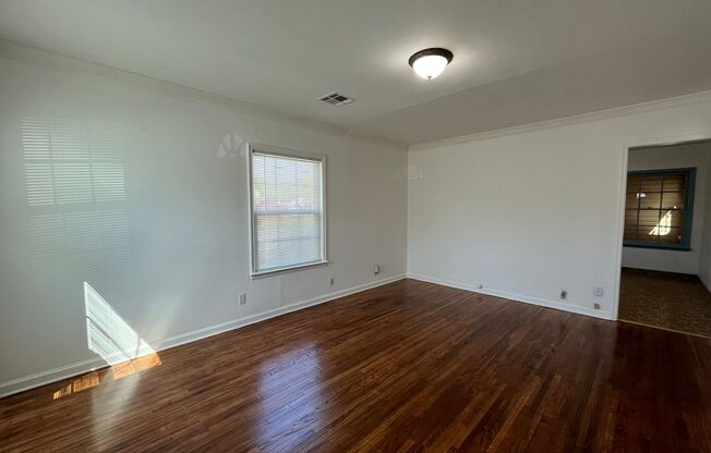 Adorable 2 bedroom 1 bath home in Tulsa.