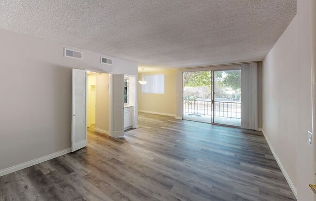 Burton Plaza..Gorgeous Newly Remodeled Studio..Prime Location!