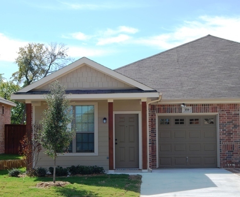 Beautiful 3 Bedroom Duplex located in Lavon, Texas!