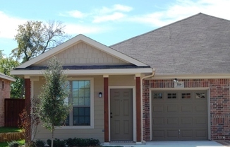 Beautiful 3 Bedroom Duplex located in Lavon, Texas!