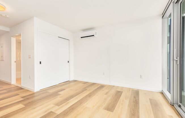 Urban Living w/Amenities - Studio w/1ba/1pkg PETS NEGOTIABLE!