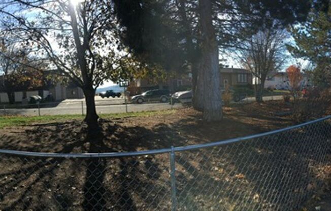 2 beds, 1 bath, 780 sqft, $1,100, Unit 11