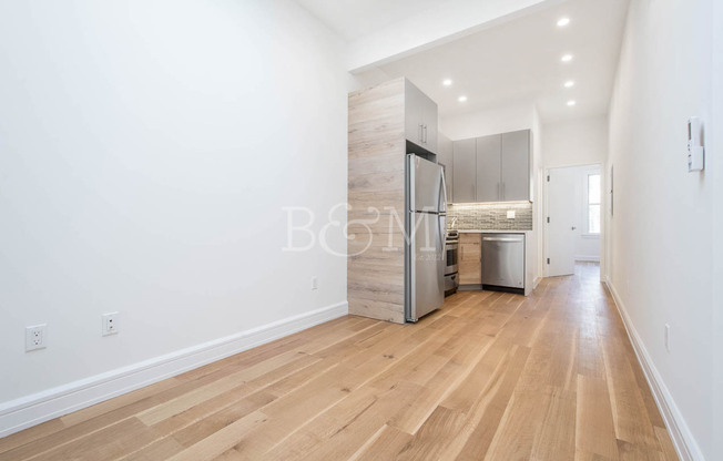 2 beds, 1 bath, $4,200, Unit 1R