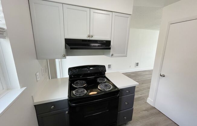 2 beds, 1 bath, 890 sqft, $1,595, Unit 16