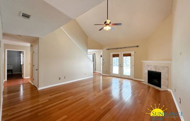 Lakefront home with Enclosed pool centered between Eglin and Hurlburt