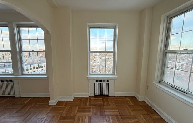 Studio, 1 bath, 413 sqft, $1,425, Unit Royal York 415