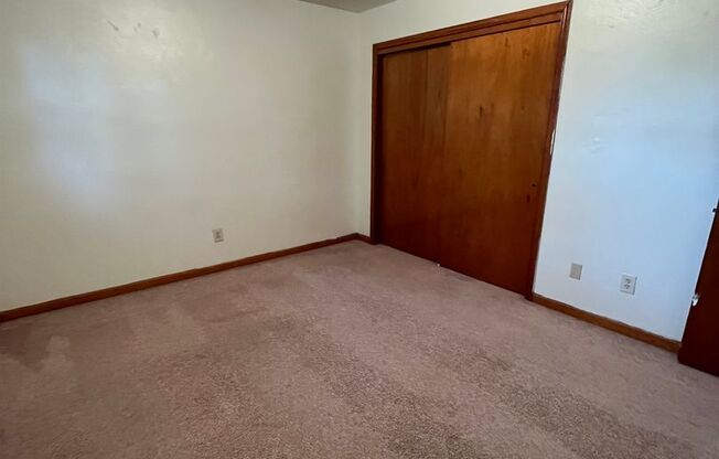 2 beds, 1 bath, 903 sqft, $1,140, Unit H-2