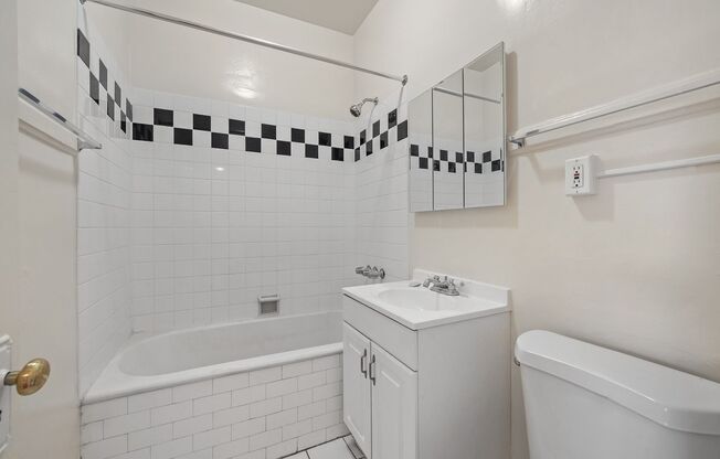 1611 Schrader Apartments (#810)