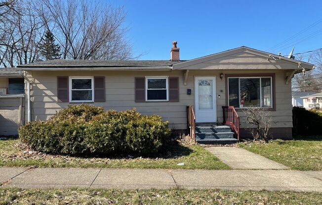 3 BED 2 BATH SINGLE FAMILY HOME IN LEE-MILES!