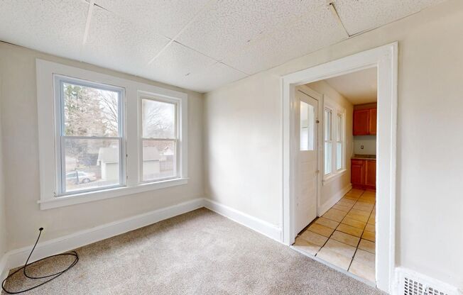 2 beds, 1 bath, 735 sqft, $900, Unit Unit 4