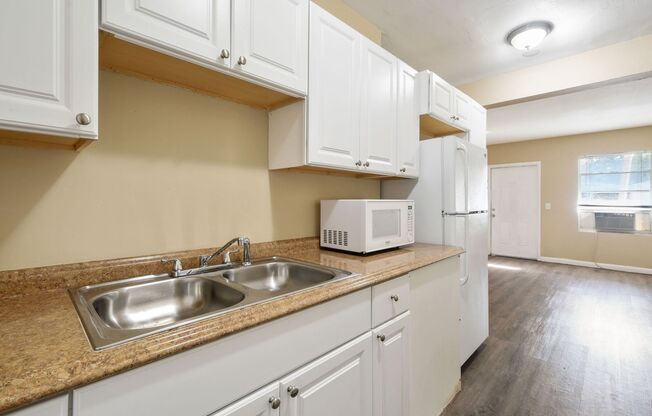 2 beds, 1 bath, 705 sqft, $1,900, Unit 2