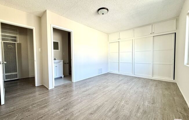 854 S Sherbourne Dr