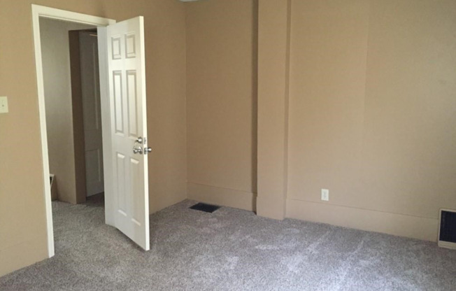 3 beds, 1 bath, 1,000 sqft, $995, Unit Down