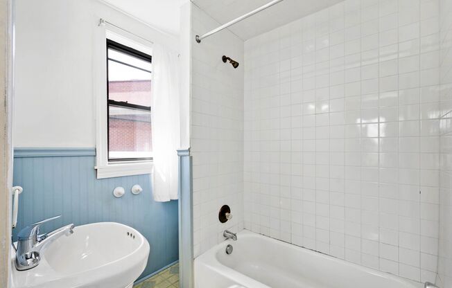 Stunning 4 bedroom home in Overbrook available November 1!