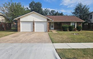 (3) Bed/(2) Bath in Moore! Available NOW!