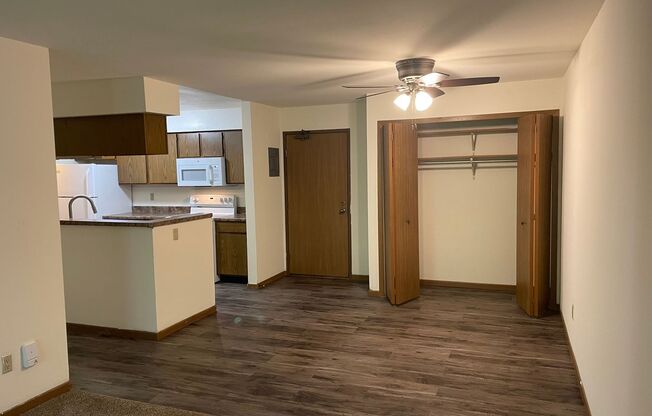 3 beds, 1 bath, 1,040 sqft, $1,695, Unit 3164-305