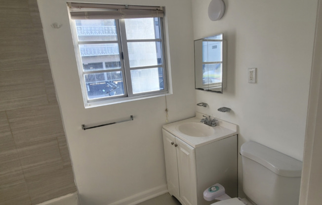 916 W 42 ST