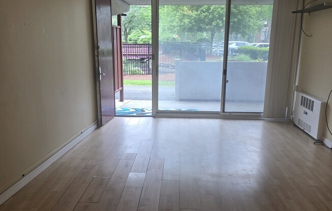 2 beds, 1 bath, 810 sqft, $3,000, Unit T35