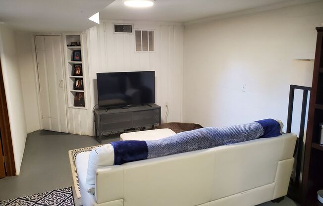 Charming One Bedroom Unit for Rent on E. Uintah Street