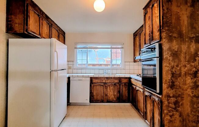 Charming Single Story 3bd House with Large Yard!