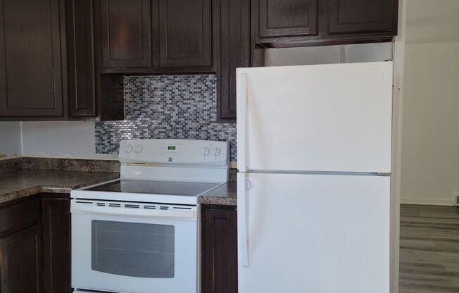 2 Bedroom 1 Bath Upper Level Duplex in Alexandria-Available Now